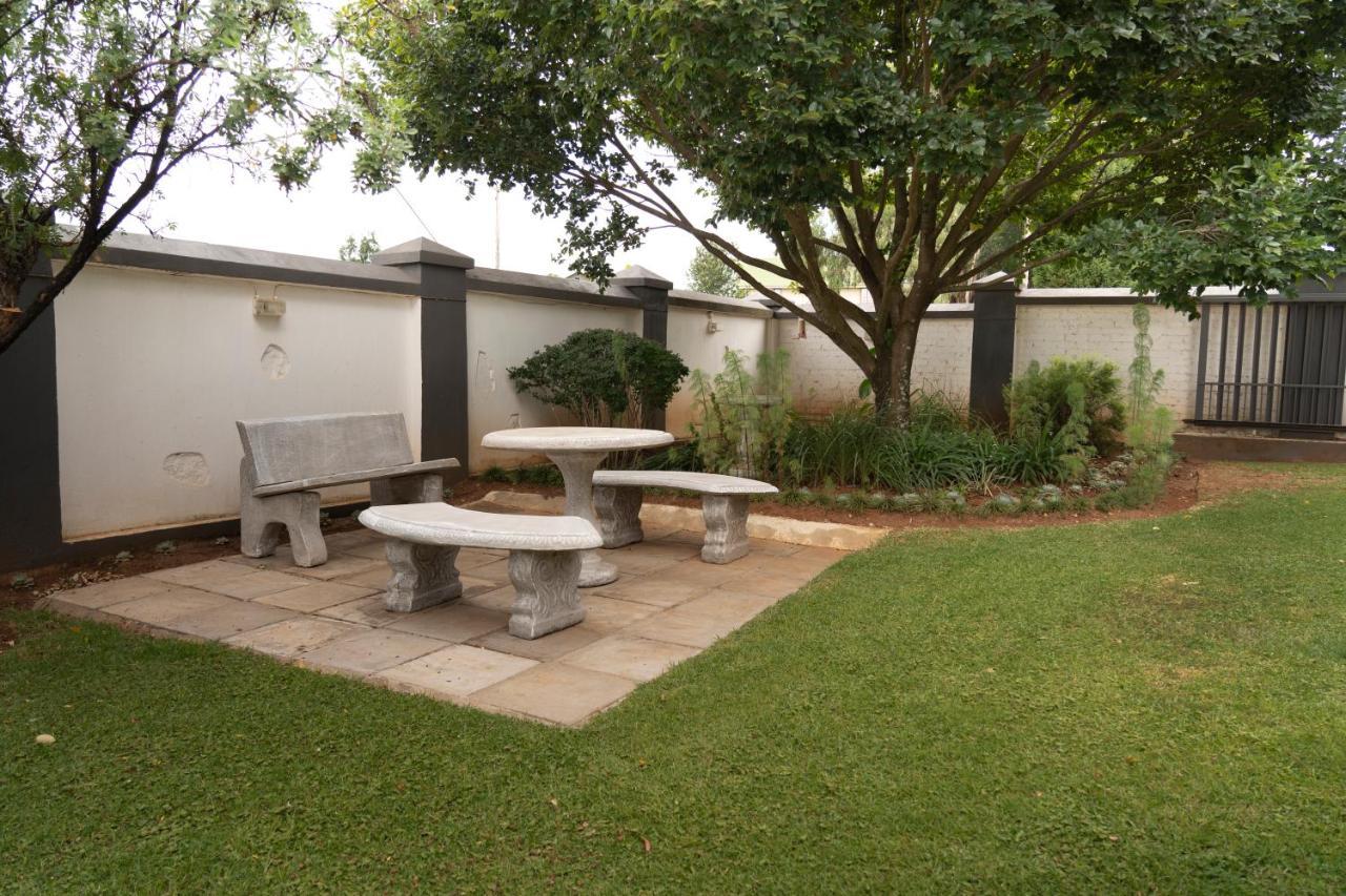Rueby'S Guesthouse Dullstroom Exterior foto
